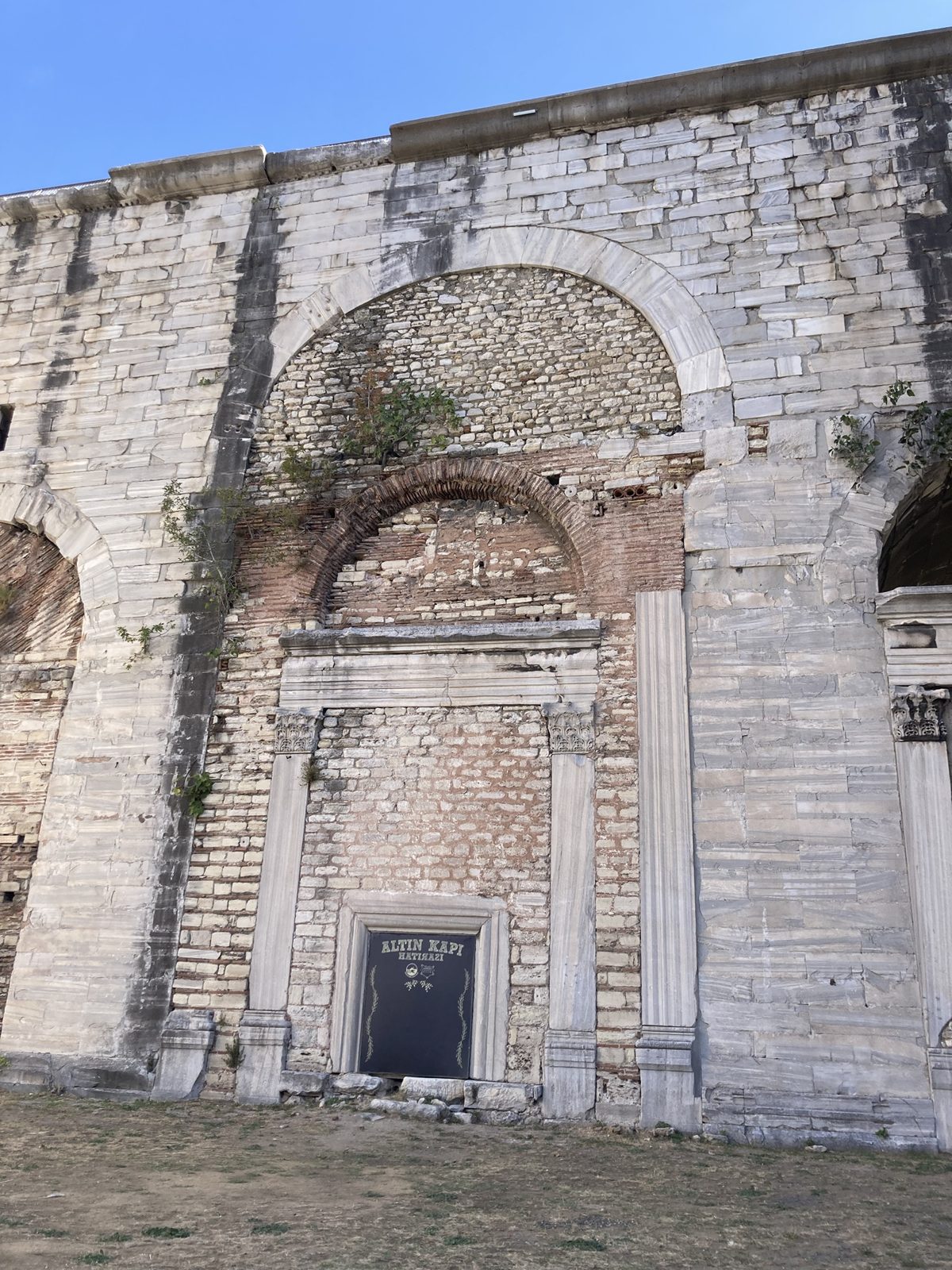 Theodosius surlarındaki Altın Kapı (Yedikule)
