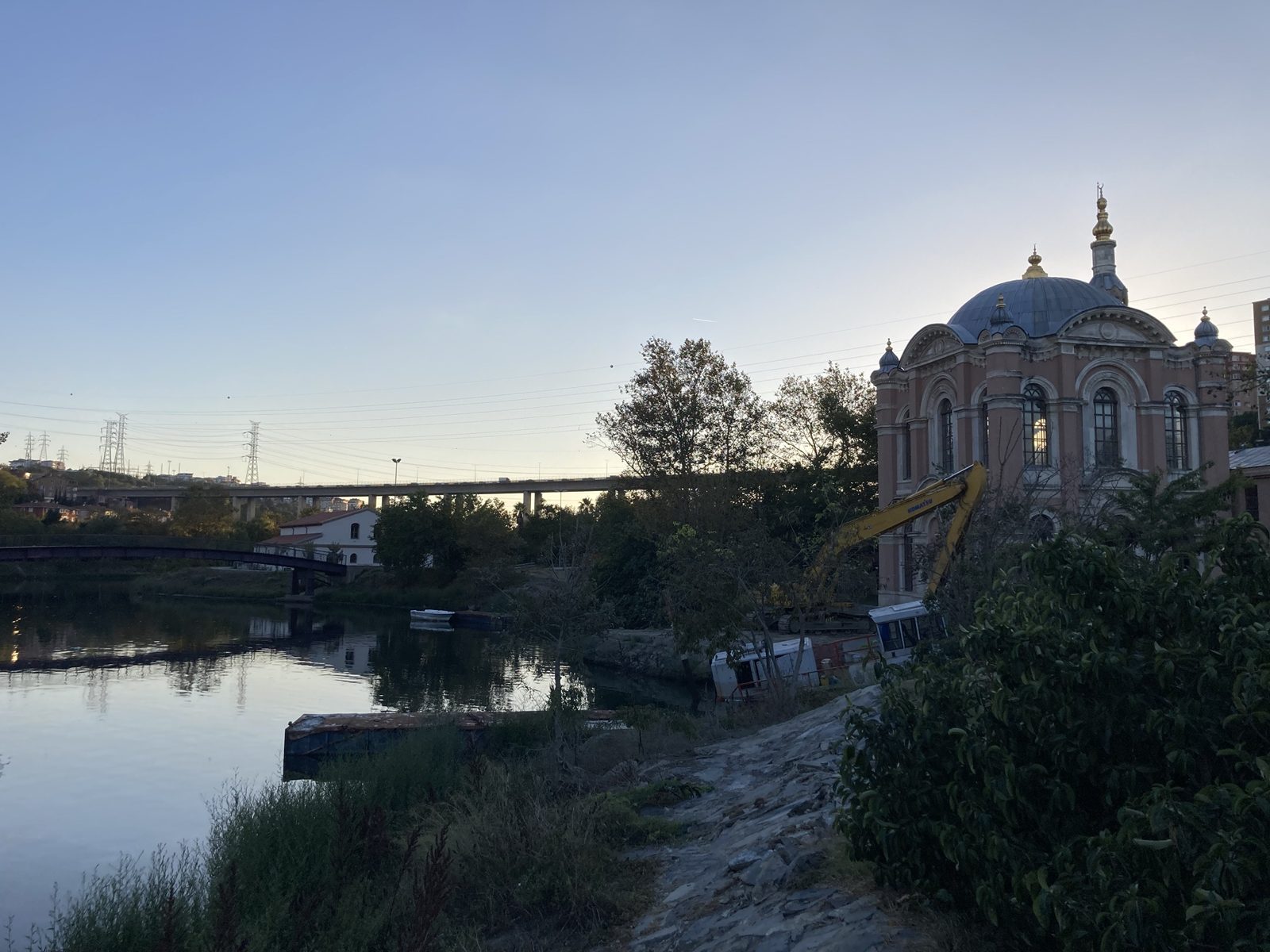 Kâğıthane Deresi ve Sadabad Camii. Lale Devri'nin Sadabad Sarayı bu derenin kıyısındaydı.