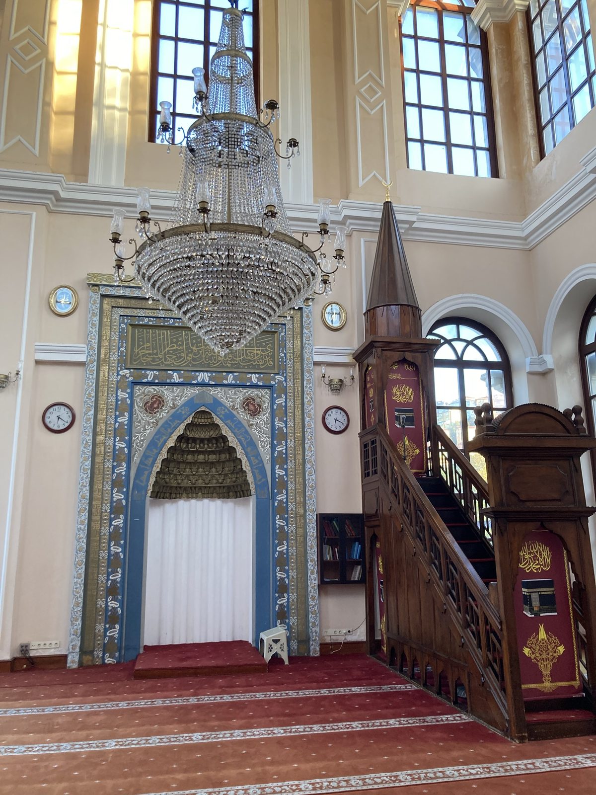 Sadabad Camii'nin mihrabı ve minberi